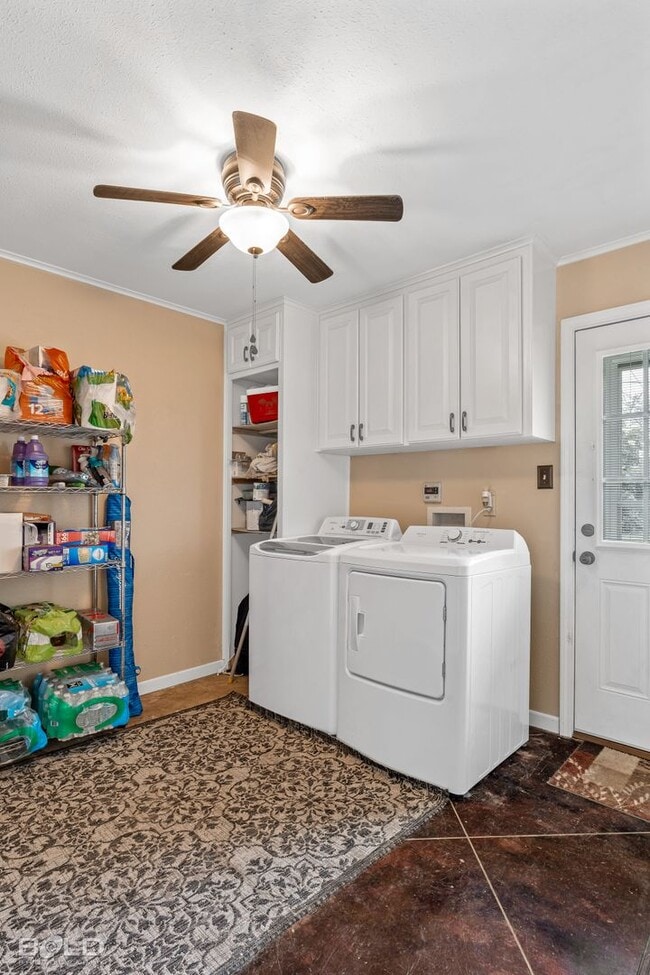 Building Photo - Adorable 3 bed 2 bath in Broadmoor Area!