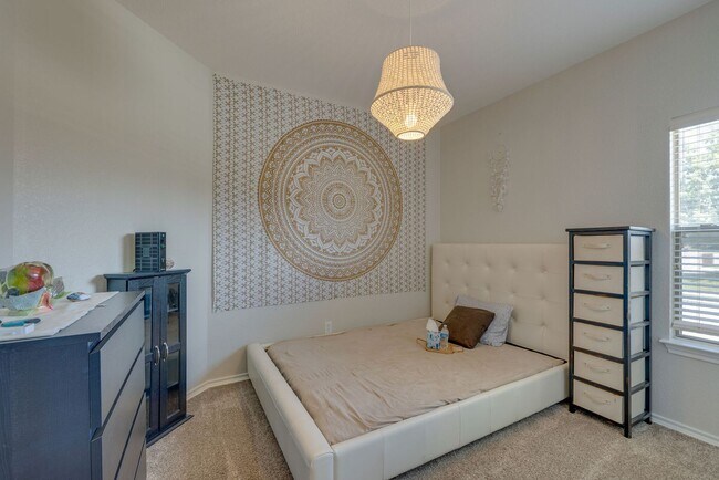 Building Photo - Welcome Home! Gorgeous 3 Bedroom Home Ready For Move In