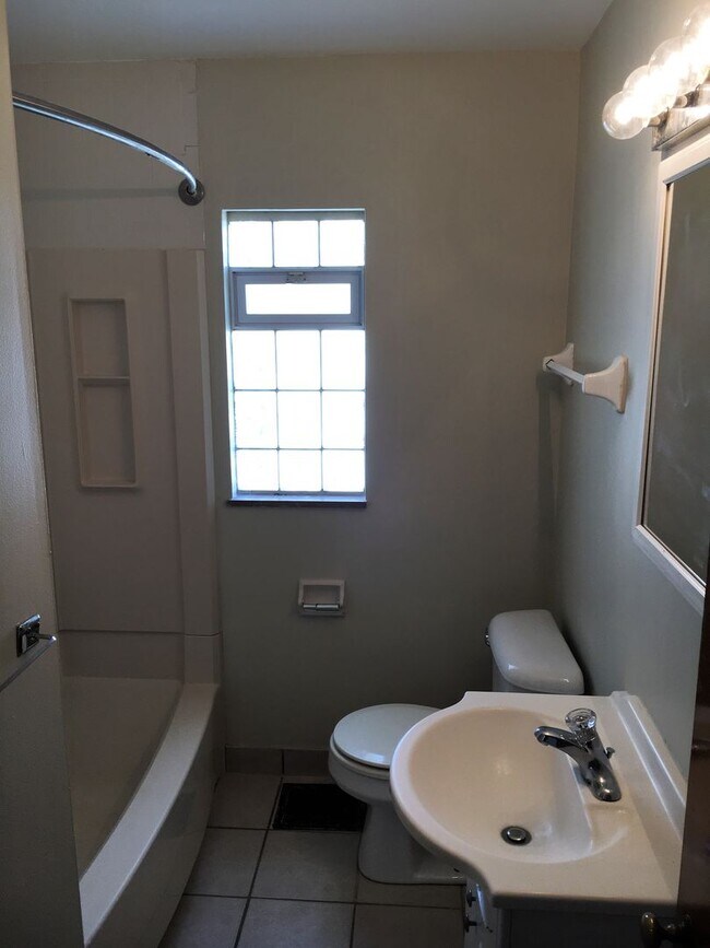 Building Photo - **2-BEDROOM HOUSE W/ DETACHED GARAGE IN BE...