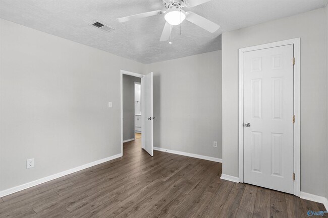 Building Photo - 2406 Yorkshire Dr SW