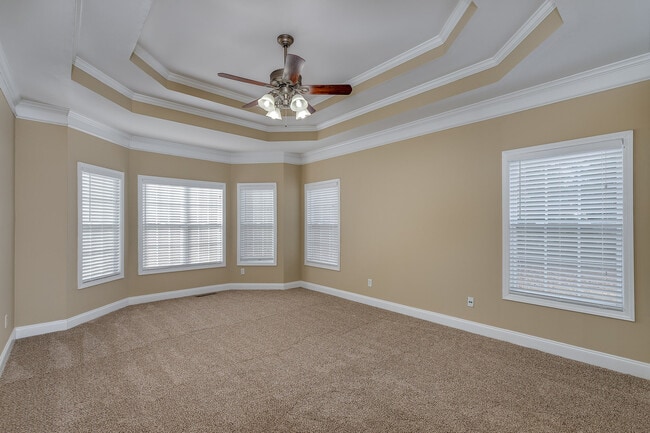 Building Photo - Huge 2 Homes in 1 with 2 full kitchens