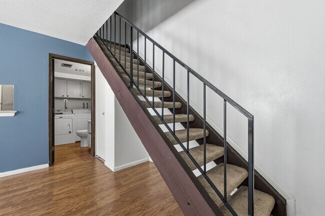 Building Photo - 2 Bed / 2 Bath Townhome in Denver