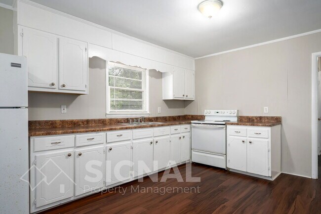 Building Photo - 2245 3rd St NE
