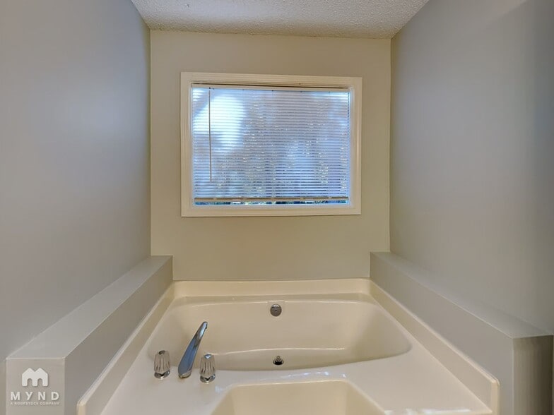 Building Photo - 1620 River Trce