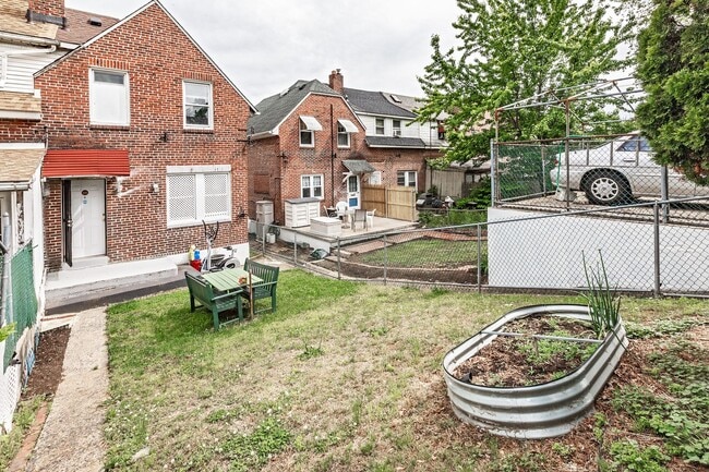 Building Photo - Renovated 2 bedroom, 1 bath townhouse in Claymont