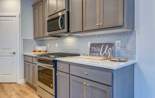 Building Photo - Beautiful home in gated community