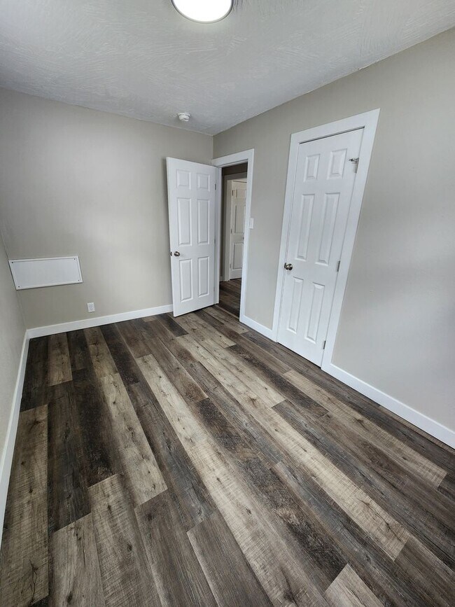 Building Photo - Spacious 2-Bedroom, 1-Bathroom Home AVAILABLE NOW!!