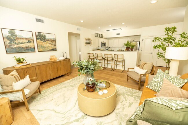 Building Photo - Beautiful 3 bed 3.5 bath Condo