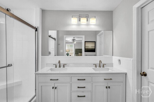 Building Photo - 404 E 66th St