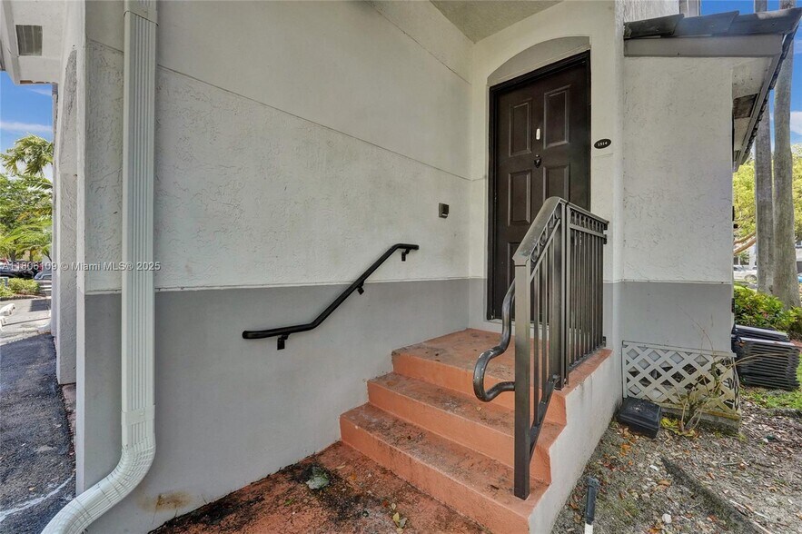 Building Photo - 781 SW 148th Ave