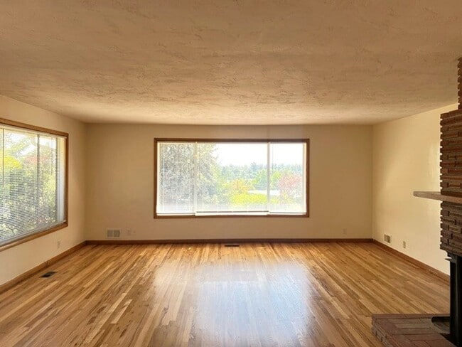 Building Photo - 3Bd/2Ba Single Story House - Available to View!