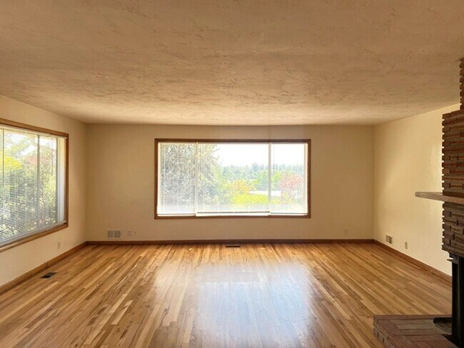 Building Photo - 720 Orchard Heights Rd NW