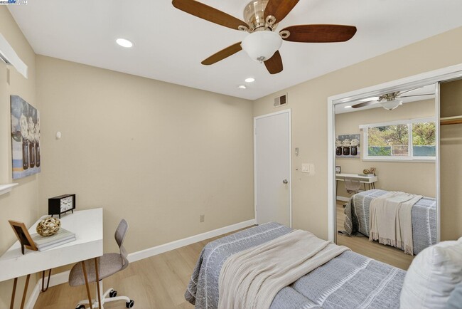 Building Photo - 1810 Peary Way