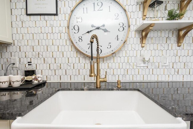 Building Photo - 2016 Main St