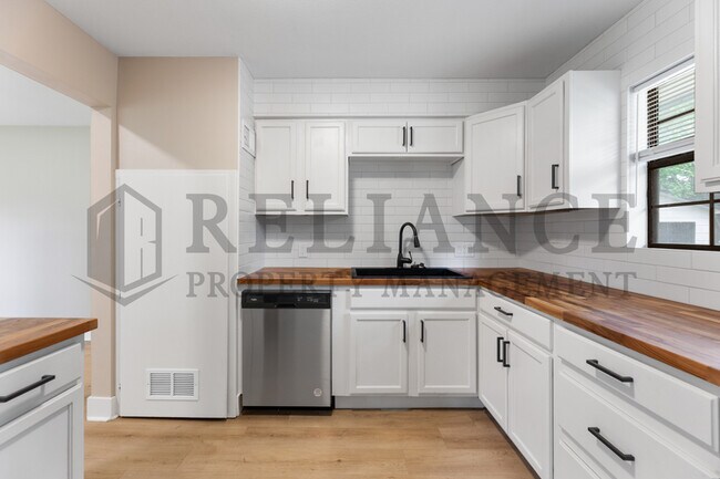 Building Photo - 3236 S Handley St