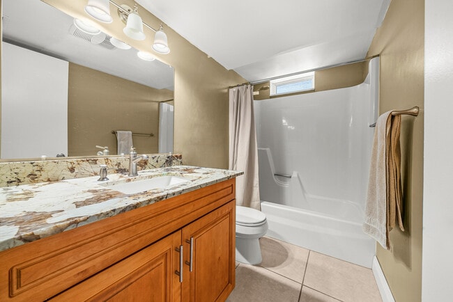 Building Photo - 2615 NE 1st Ct