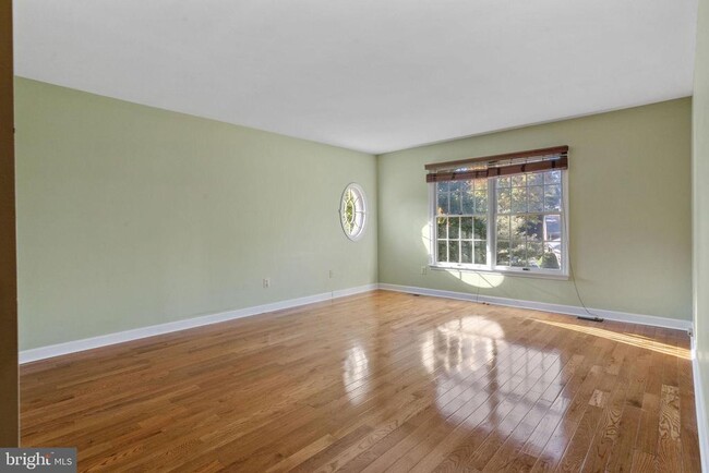 Building Photo - 210 Bullock Dr