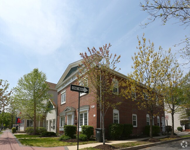 Primary Photo - 708 Burlington Ave