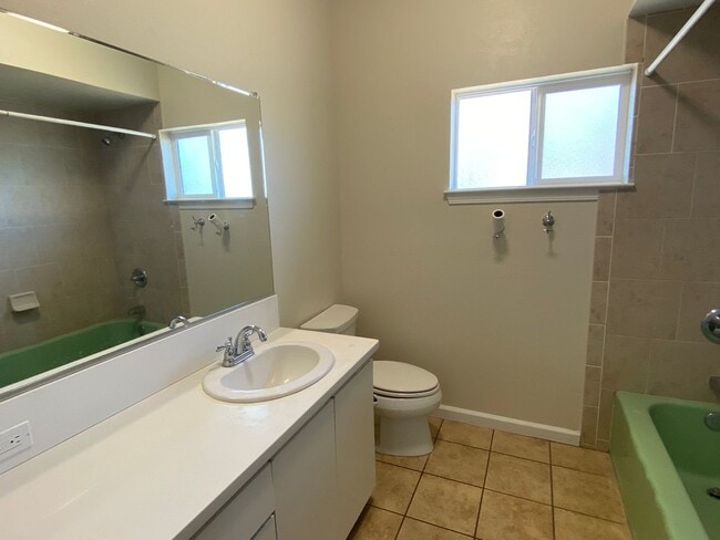 Building Photo - Large 3bd 2 ba home with a great country feel.
