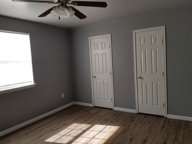 Building Photo - 3 bed, 1 bath home with CARPORT! Month to ...