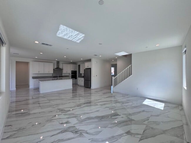 Building Photo - Spacious 5BD/3BA Home with Loft, Solar & B...
