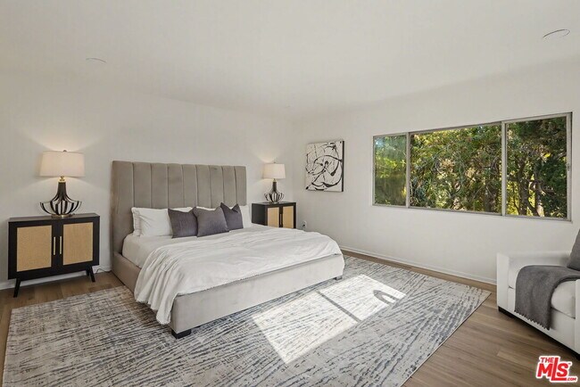 Building Photo - 2612 S Beverly Dr
