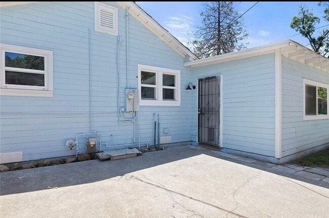 Building Photo - Charming 3-Bedroom Downtown Home with Back...