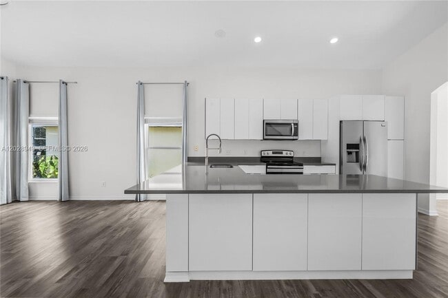Building Photo - 434 Castlemain Cir