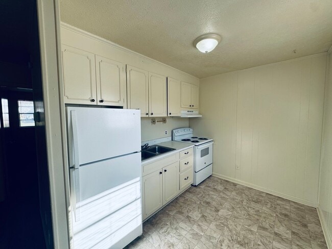 Building Photo - Affordable Apartment (Edgar Street)