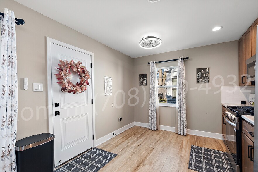 Eat in table space - 7528 Catalpa Ave