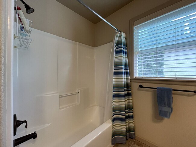 Building Photo - Charming 3 Bedroom Villebois Home with Loft, A/C, Designer Finishes and Community Pool!