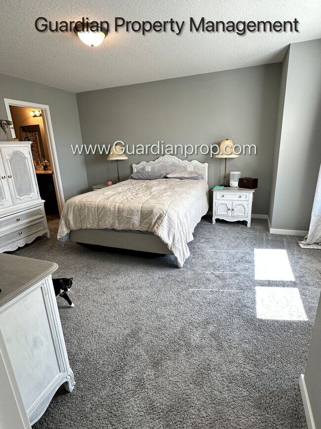 Building Photo - Champlin Town Home, Fireplace, 2 Car Garag...