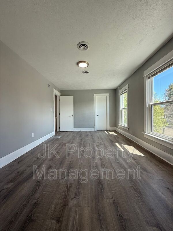 Building Photo - 913 5th Ave N