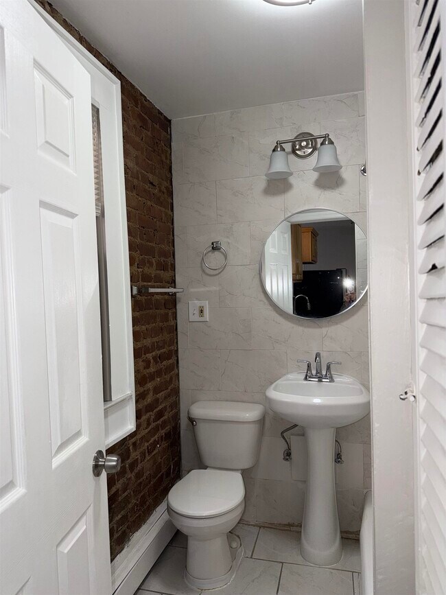 Building Photo - 998 Broadway