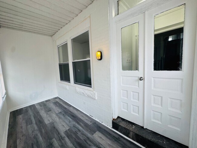 Building Photo - Large 4 bd Remodeled Section 8 Home!! Sect...