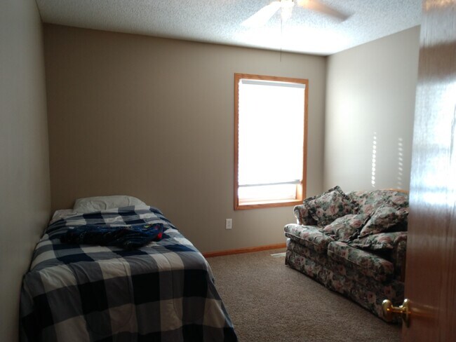 Building Photo - Corner Lot Townhouse on Cul de Sac