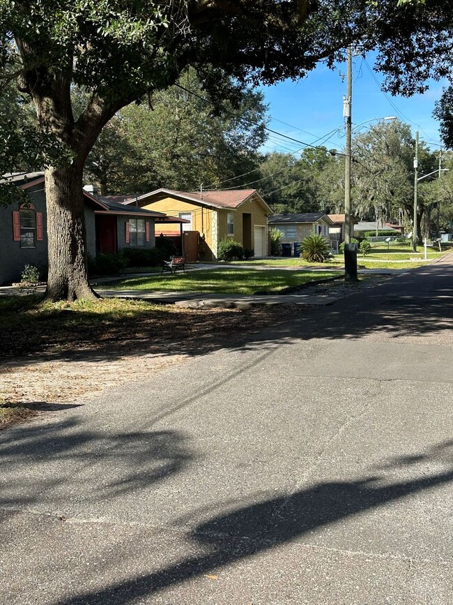 Building Photo - Welcome home to this FULLY RENOVATED 3-bed...