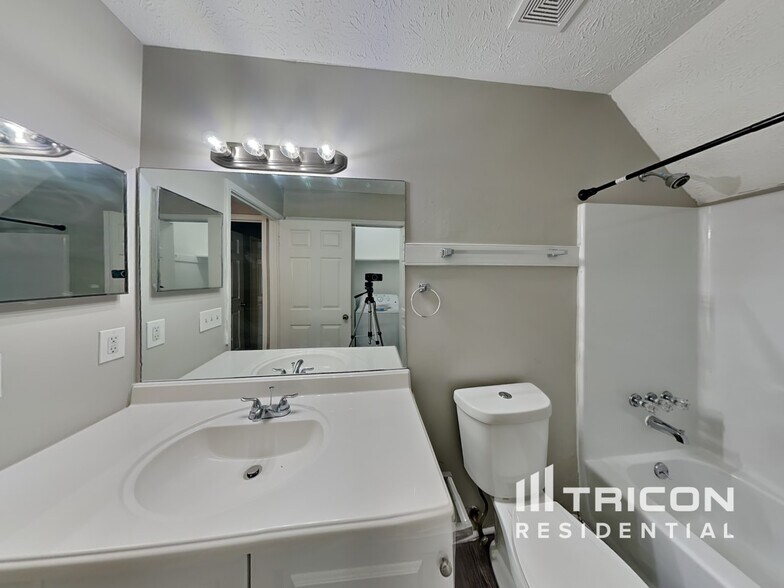 Building Photo - 2851 Forest Wood Dr