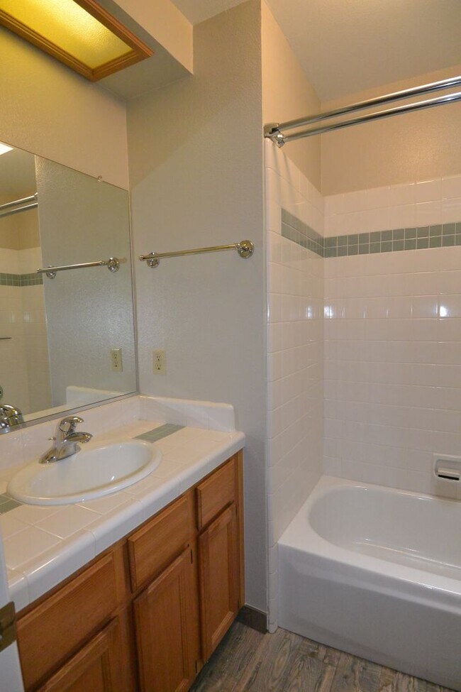 Building Photo - 3 bedroom 2 bathroom in the El Diamante sc...