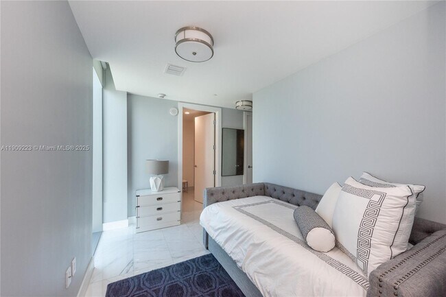 Building Photo - 17475 Collins Ave