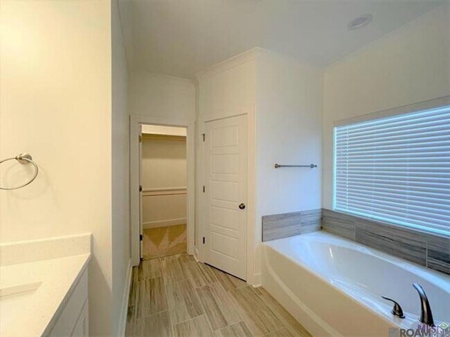 Building Photo - 9905 Stone Water Dr