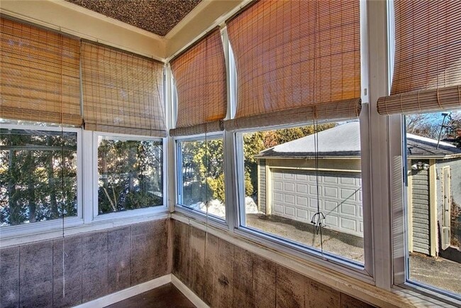 Building Photo - 910 Hope St