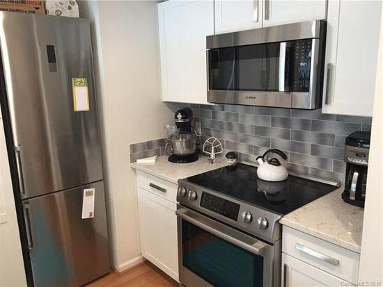 Building Photo - Partially Furnished 1BR condo w/Loft by Ba...