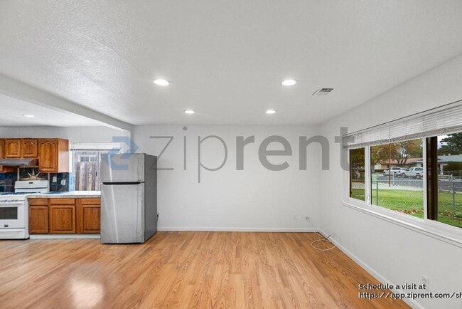 Building Photo - 909 N Estates Dr