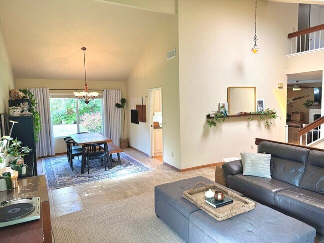 Building Photo - Spacious and modern 3 bedroom home within the prestigious Terraces of Cantebria subdivision.