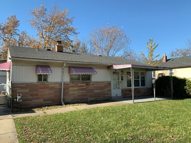 Primary Photo - Huge ranch style home with Detached Sectio...
