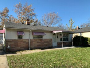 Building Photo - Huge ranch style home with Detached Sectio...