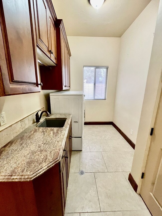 Building Photo - Beautiful Pet-Friendly Home on Green Springs Golf Course