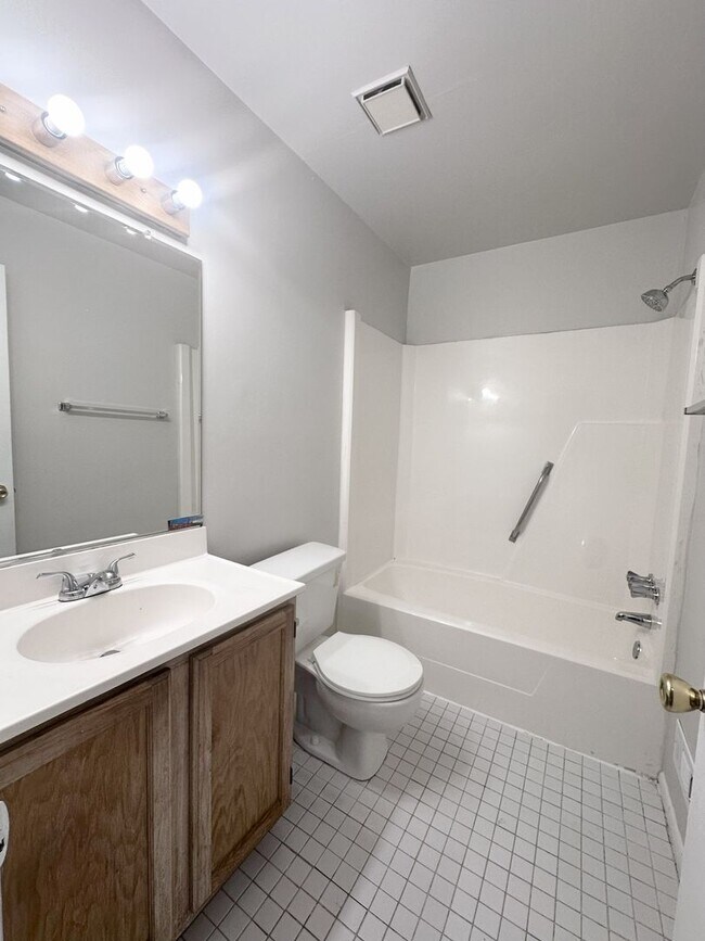 Building Photo - Cozy Townhome By the Beach!