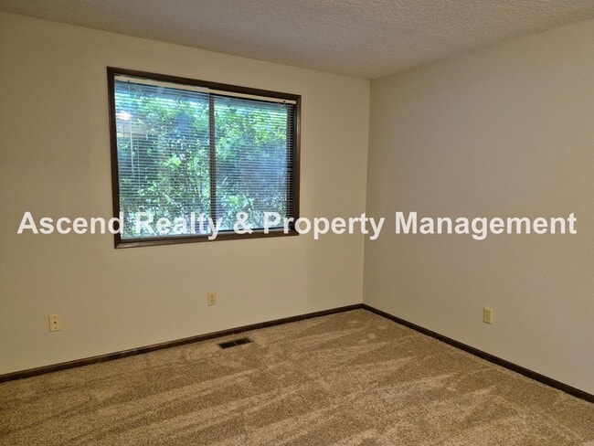 Building Photo - One Level Ranch Greenway Neighborhood Fenc...